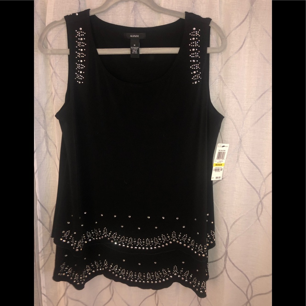 NWT Women’s Alfani sleeves less top. Beautiful! Sz M